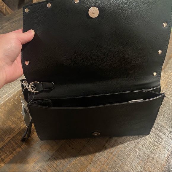 Keep it edgy look with this Catherine’s Clutch purse 🖤😍🖤 - Picture 6 of 10